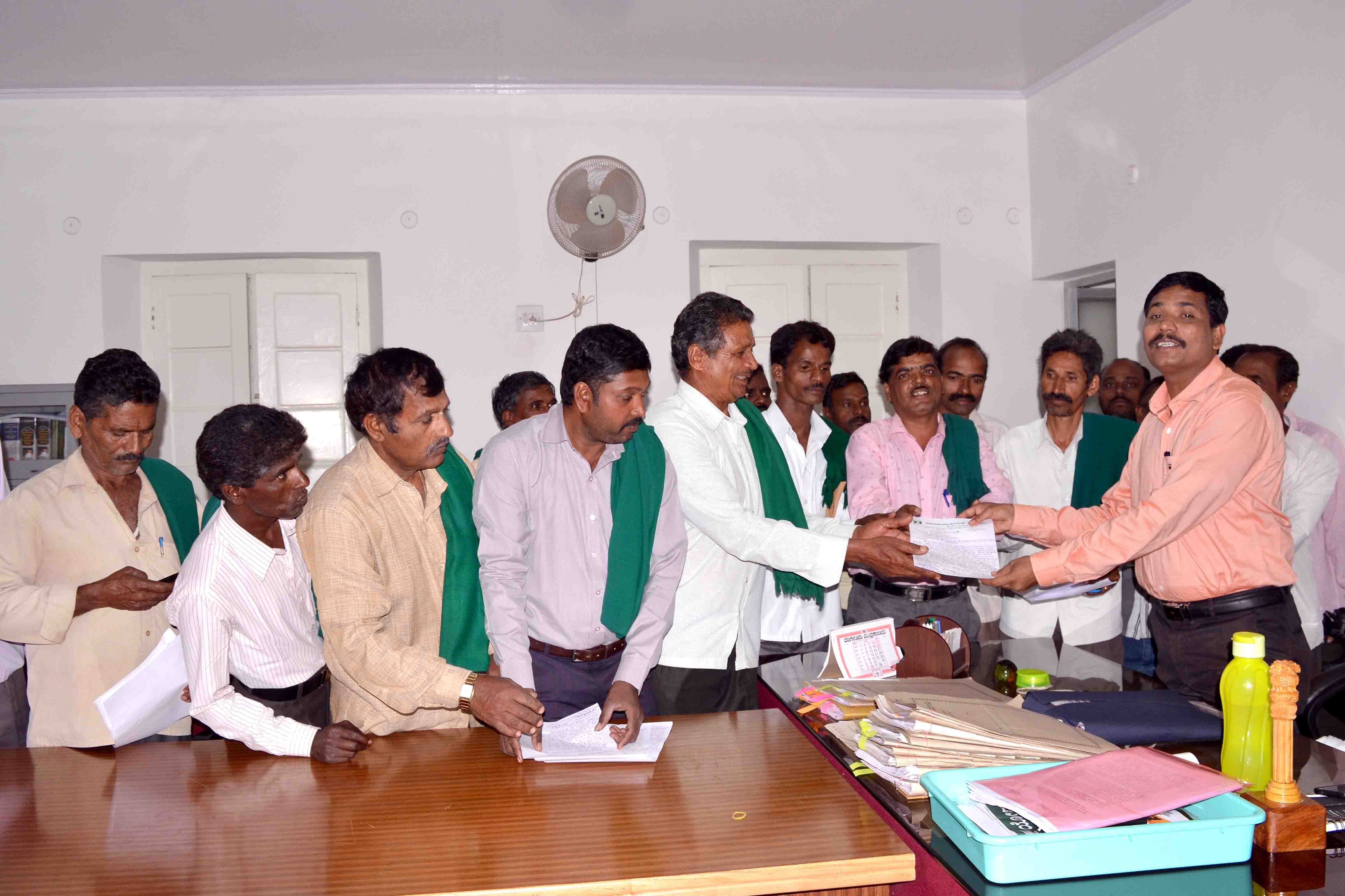 ಸಂಕಷ್ಟದಲ್ಲಿರುವ ರೈತರ ಸಾಲ ಮನ್ನಾಗೊಳಿಸಲು ರೈತ ಸಂಘದ ಒತ್ತಾಯ